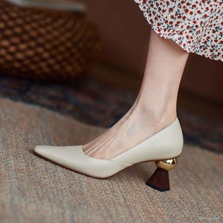 ภาพหน้าปกสินค้า💢รองเท้าส้นสูง  รองเท้าผู้หญิง  รองเท้าส้นสูงแฟชั่น  รองเท้าส้นสูงหัวแหลม  คัชชูส้นเตี้ย  เป่าโถว  รองเท้าเดี่ยว   🎈🎈 ซึ่งคุณอาจชอบสินค้านี้