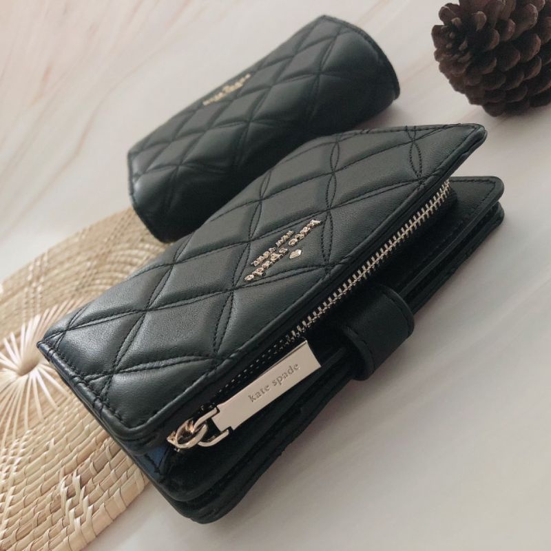 กระเป๋าสตางค์สีดำ-ใบกลาง-2-พับ-wlru6344-kate-spade-natalia-medium-compact-bifold-wallet