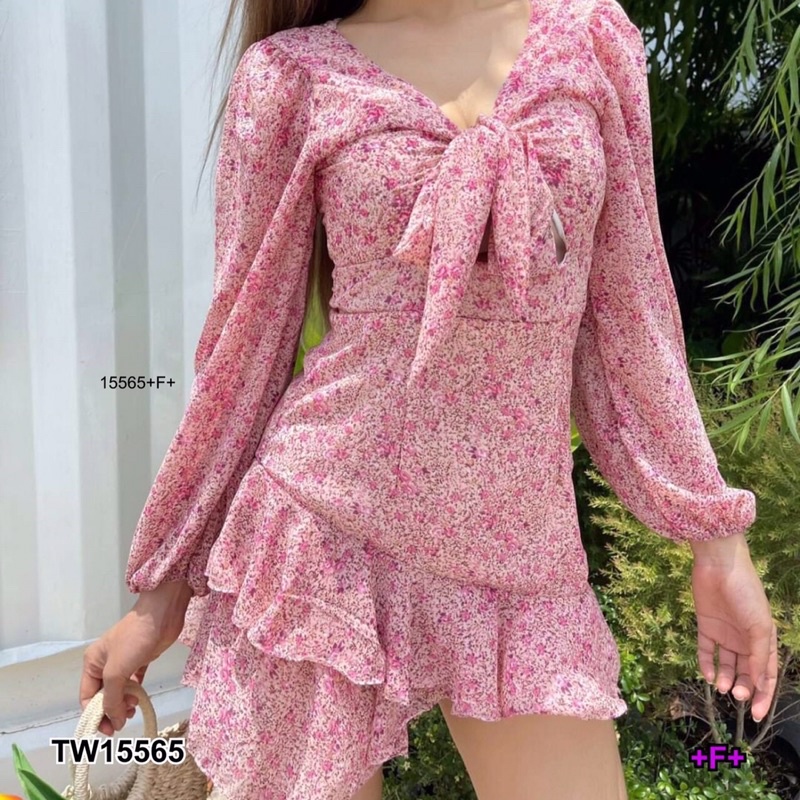 tw15565-เดรสสั้นแต่งชายกระโปรงระบายรอบ-แขนยาวปลายแขนข้อมือใส่ยางยืด-ซิปหลัง-ผูกโบว์อก-งานมีซับในทั้งตัว-ลายดอกไม้ชมพู