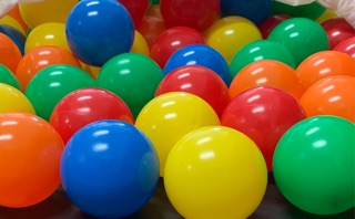 ภาพขนาดย่อของภาพหน้าปกสินค้าลูกบอลพลาสติกสีFoodgradeปลอดสารขนาด7.5ซม. จากร้าน plasticpoolball บน Shopee