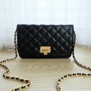 Charles &amp; Keith Quilted Clutch
กระเป๋าสะพายทรงคลัทช์ หนังนิ่ม