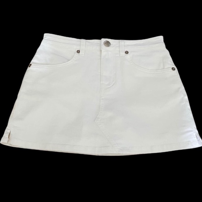 ภาพหน้าปกสินค้าMOTTOM - WHITE SKORT SHORT SKIRT สก๊อต กระโปรงยีนส์ขาสั้นผู้หญิง สีขาว