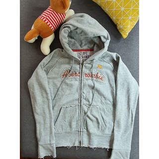 (Used) Abercrombie and Fitch เสื้อกันหนาวมีฮู้ดสีเทา ซิปด้านหน้า ด้านในบุขนนิ่มๆกันหนาวได้ดี แต่งชายรุ่ยตามสไตล์วินเทจ