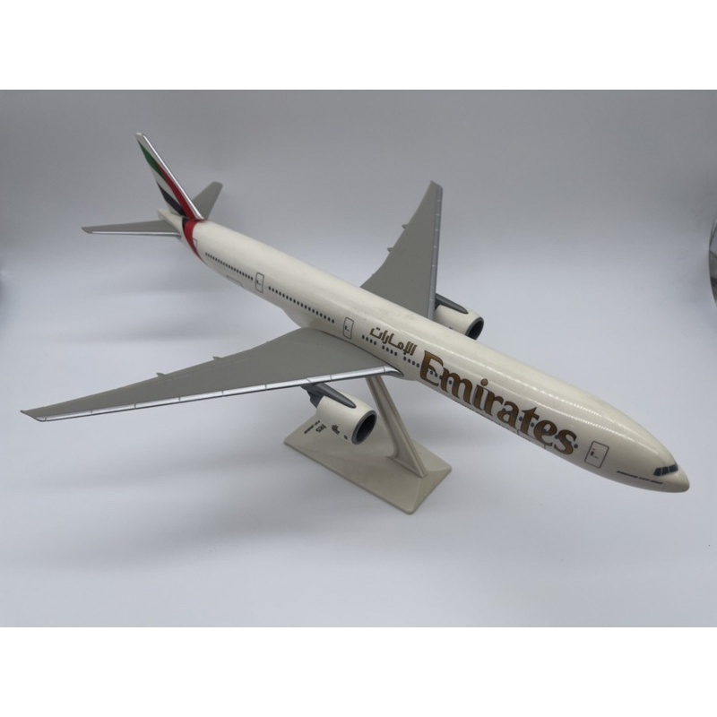 โมเดลเครื่องบิน-สายการบิน-emirates-boeing-777-300-ขนาดใหญ่มากคะ