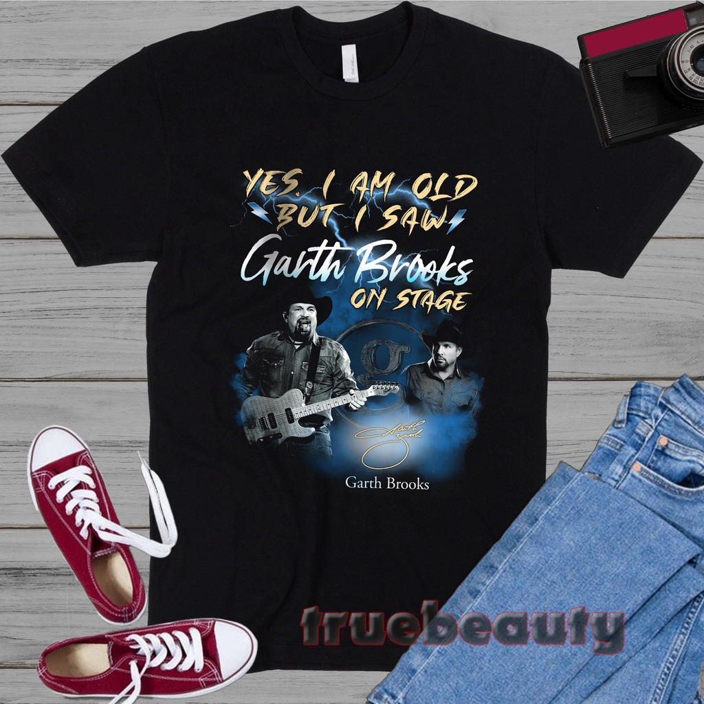 hot-yes-i-am-old-but-i-saw-garth-brooks-on-stage-on-stage-เสื้อยืด-เสื้อเชิ้ต-garth-brooks-เสื้อดนตรี-ร็อคแอนด์โรล