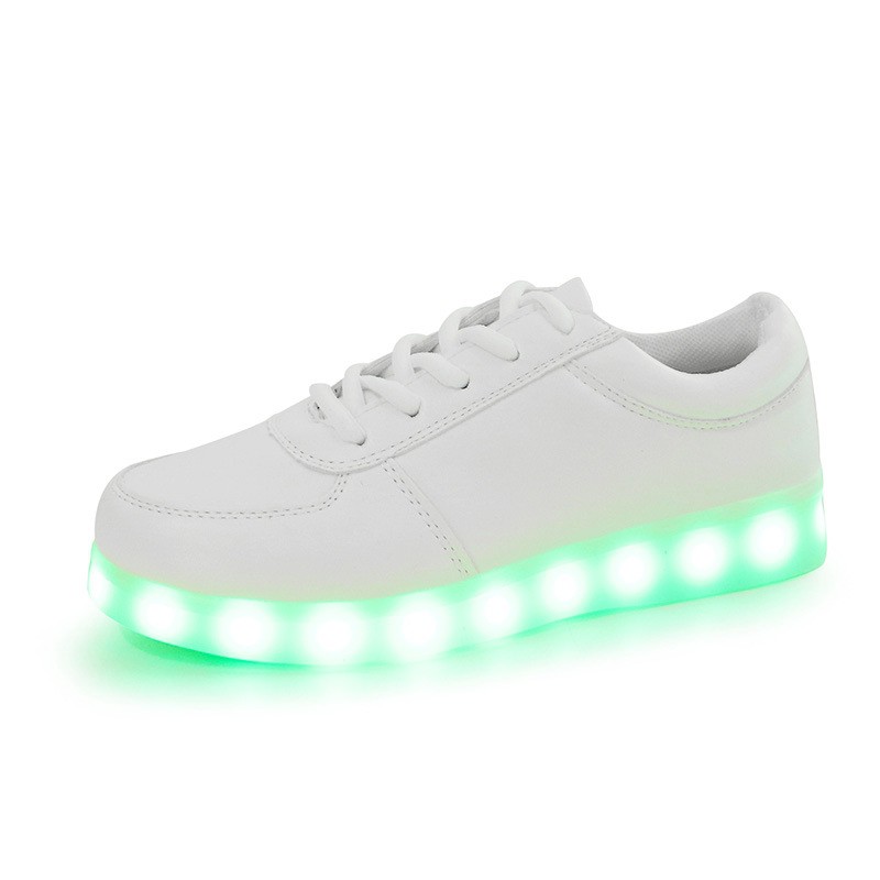 ภาพหน้าปกสินค้ารองเท้าผ้าใบ แบบมีไฟ LED สำหรับคู่รัก จากร้าน chaceliang.th บน Shopee