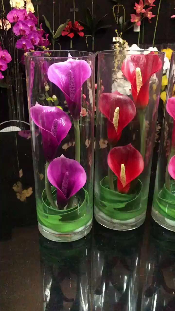 แจกันดอกไม้ประดิษฐ์-ดอกคาล่าลิลลี่จัดในแจกันแก้วทรงสูง-ดอกไม้พร้อมแจกัน