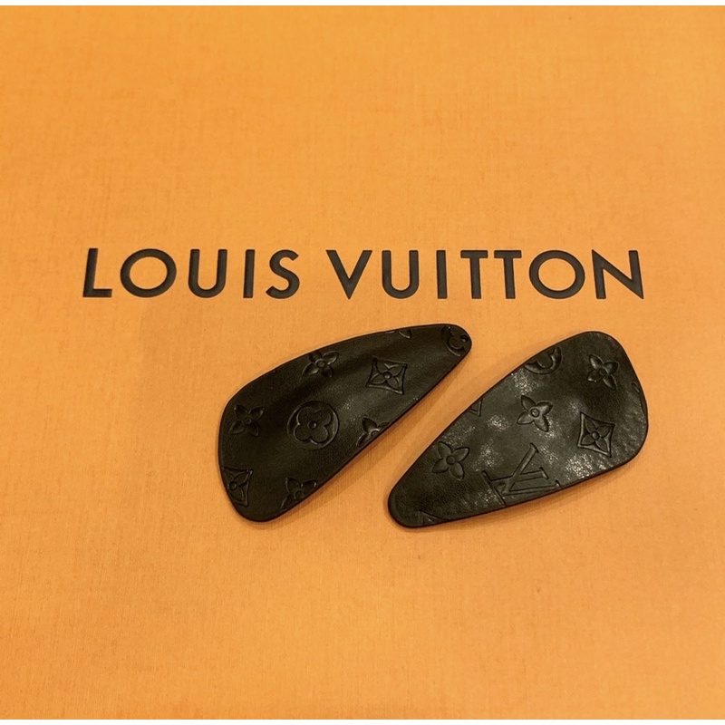 กิ๊บติดผมแบรนด์-louis-vuitton-งานมิลเลอร์-หนังปั้มลายสวย-เลอค่ามากค่ะ