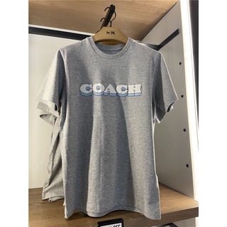 Coach เสื้อยืดแขนสั้น ผ้าฝ้าย พิมพ์ลายโลโก้ สีพื้น สไตล์คลาสสิก สําหรับผู้ชาย