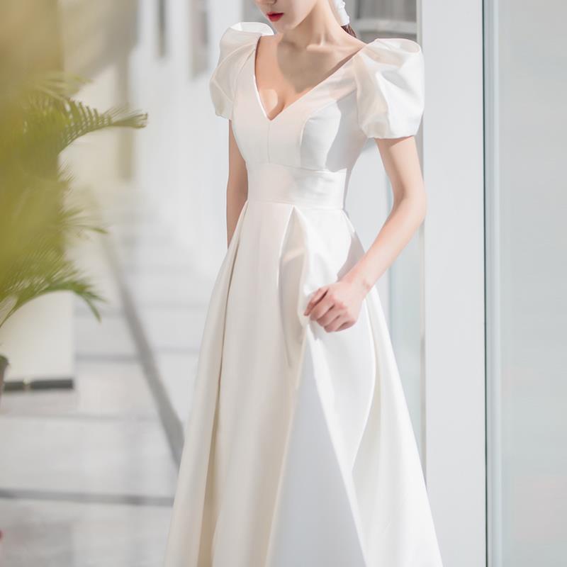 ชุดแต่งงานผ้าซาตินฝรั่งเศสใหม่ที่เรียบง่ายคอวีแขนสั้นเจ้าสาวแต่งงานฮันนีมูนเดินทางชุดสีขาว