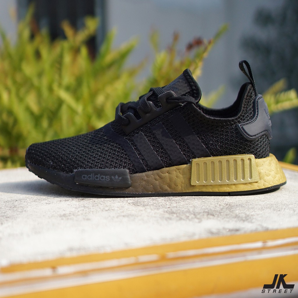 รองเท้า adidas NMD_R1 W Gold Fade สีดำทอง FU9352 ของแท้ ป้ายไทย