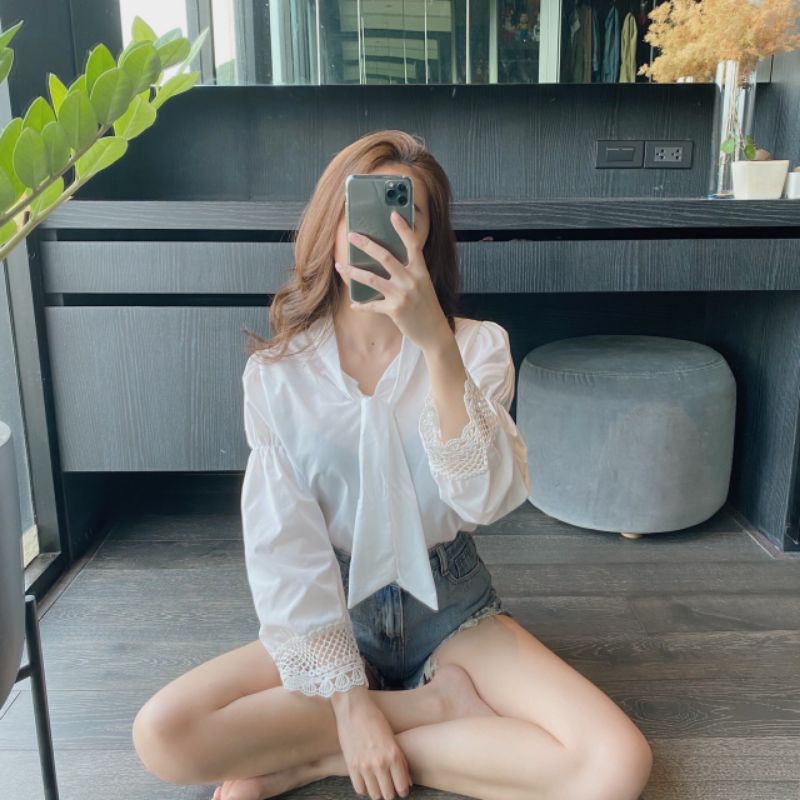 เสื้อเชิ้ตสีขาวปลายแต่งลูกไม้