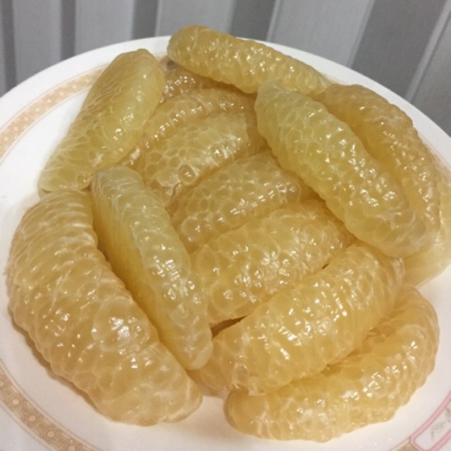 ส้มโอ ส้มโอขาวแตงกวา น้ำหนักต่อลูกประมาณ 1-1.1 กิโลกรัม หวาน กรอบ  เปรี้ยวอมหวาน