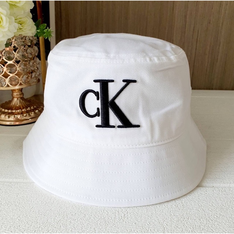 หมวก-ck-calvin-klein-bucket-hat-วัสดุ-organic-cotton-100-สีขาว-ทรงบัคเก็ต