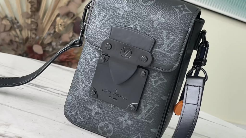 หลุยส์วิตตอง-louis-vuitton-s-lock-vertical-wearable-wallet-shoulder-bag
