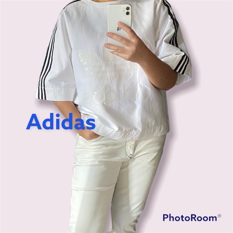 เสื้อคอกลมสีขาวยี่ห้อ-adidas
