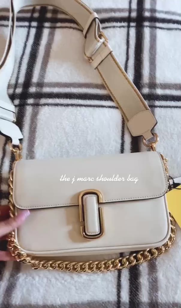 พร้อมส่ง-marc-jacobs-the-j-marc-shoulder-bag-สี-cloud-white-กระเป๋าสะพายได้สองแบบ-ใช้ได้ทุกโอกาส