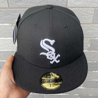 【พร้อมส่ง】MLB หมวกปีกแบน หมวกฮิปฮอป ลาย Chicago White Sox สีดํา สําหรับผู้ชาย และผู้หญิง