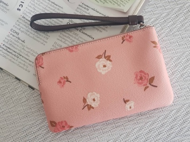 corner-zip-wristlet