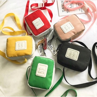 “พร้อมส่ง” กระเป๋าสะพายข้าง girl cat mini bag 32 บาทค่ะ