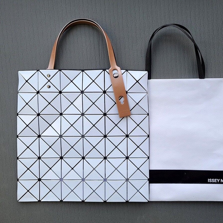 issey-miyake-baobao-6x6-กระเป๋าสะพายไหล่คอลเลกชันนีออน