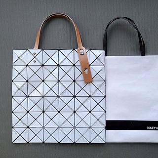 issey miyake BAOBAO 6x6 กระเป๋าสะพายไหล่คอลเลกชันนีออน