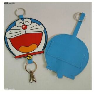 ที่เก็บกุญแจ หนัง ลาย โดราเอม่อน Doraemon ใส่กุญแจแล้ว ดึงสายข้างบนเพื่อให้ตัวกุญแจเก็บอยู่ด้านในค่ะ ขนาด 5x3.5 นิ้ว