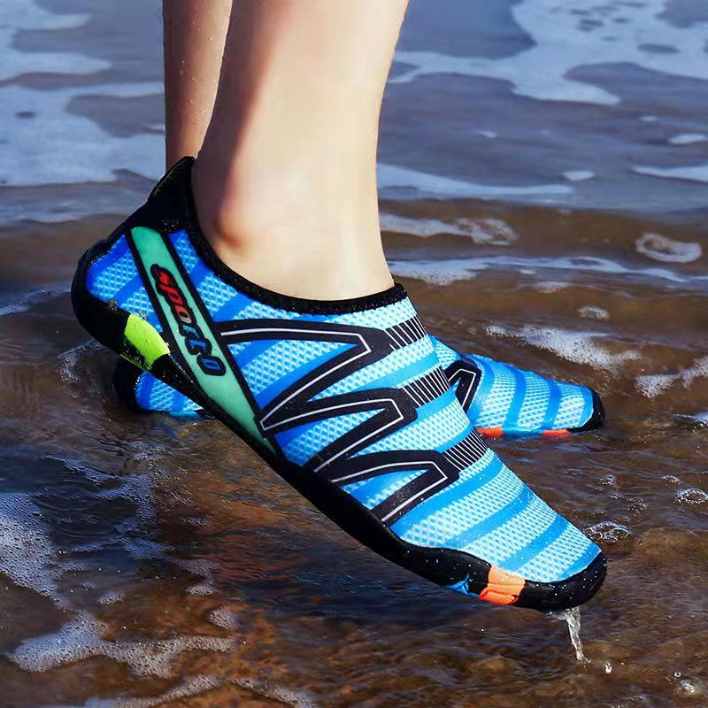 ภาพหน้าปกสินค้ารองเท้ายน้ำแท้ 100% รองเท้าเดินชายหาด รองเท้าเดินทะเล