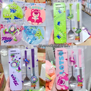 Miniso MINISO Premium Product Pixar ชุดจานชาม หม้อ ฉนวนกันความร้อน ลายหมีสตรอเบอร์รี่ Buzz Lightyear