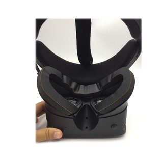 ภาพขนาดย่อของภาพหน้าปกสินค้าแผ่นโฟมฟองน้ํา หนัง PU ระบายอากาศ สีดํา สําหรับหน้ากากปิดตา Vr Oculus Rift S จากร้าน lotus520.th บน Shopee