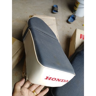 เบาะ Honda​ C65 ของเเท้ใหม่เก่าเก็บสีเทาขาวสวยๆ