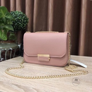 CHARLES &amp; KEITH PUSH-LOCK CHAIN SLING BAG (outlet) สีขมพู