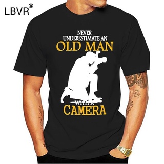 เสื้อยืดแขนสั้น คอกลม พิมพ์ลายกราฟฟิค Never Underestimate An Old Man พร้อมกล้อง สําหรับผู้ชายS-5XL