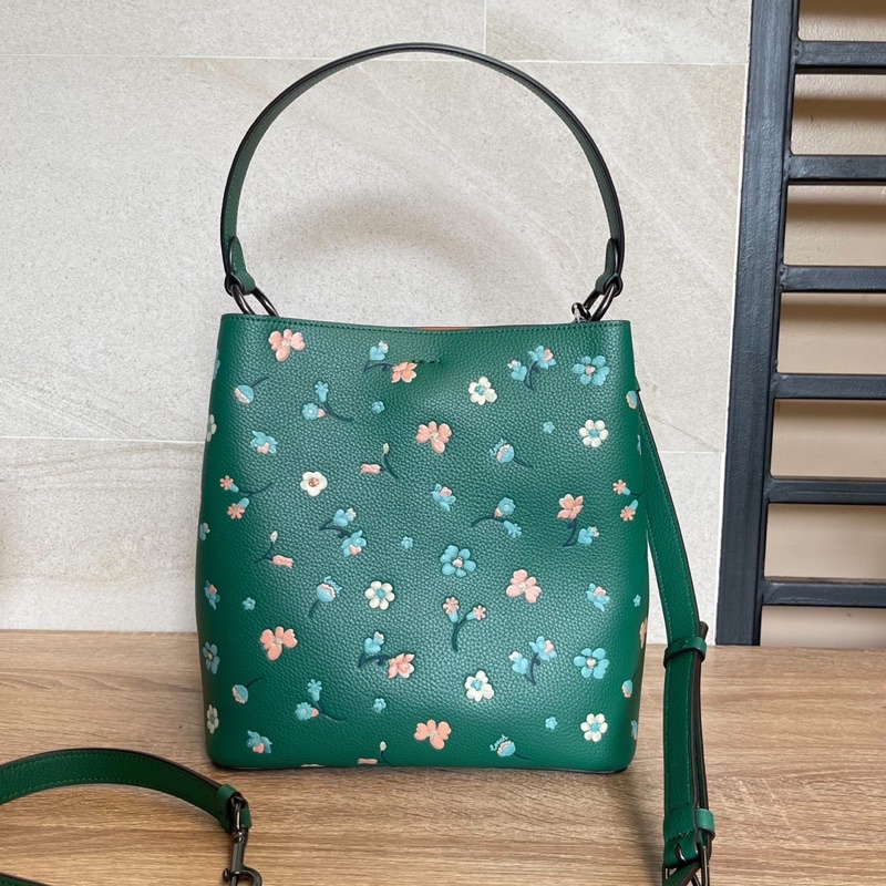สด-ผ่อน-กระเป๋า-bucket-สีเขียวลายดอก-10-นิ้ว-c8214-coach-town-bucket-bag-with-mystical-floral-print
