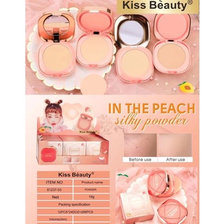 สินค้า No.81237-03  Kiss Beauty In The Peach แป้งพัฟ 2 ชั้น 2 สี เนื้อบางเบา คุมมัน แป้งสีแมทซ์ และ ผสมชิมเมอร์ มีกระจกในตัว