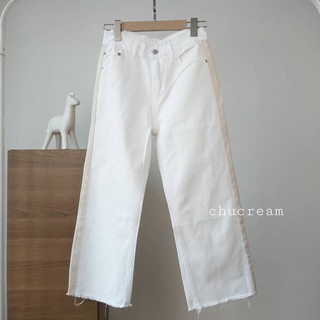 กางเกงยีนส์สีขาวขากระบอก 7 ส่วน แต่งแถบ+กระเป๋าหลังสีครีม ปลายขาปล่อยลุ่ย