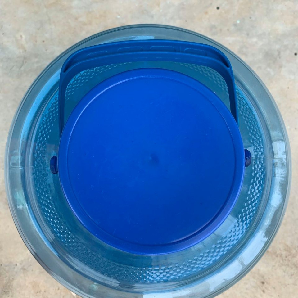 ถังน้ำดื่ม-pet-สีฟ้า-ขนาด-18-9-ลิตร-ถังฝาเกลียว-สำหรับใส่น้ำดื่ม-drinking-water-bottle