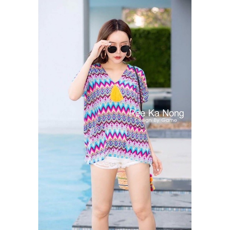 feminine-koncept-เสื้อคอวี-แต่ง-พู่-พิมพ์ลายซิกแซกไล่เฉด-สวยมาก-เดินพริ้วๆ-ไม่หวานจนเลี่ยน-ใส่ไปทริปทะเล-หรือทุ่งดอกไม้