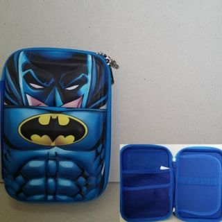 อุปกรณ์ เครื่องเขียน กล่องดินสอซิป รูปด้านหน้า เป็น 3D นูนออกมาคะ ลาย แบทแมน Batman ขนาด 6x9x1.5 นิ้ว