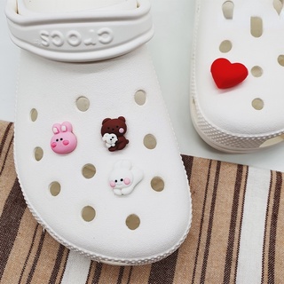 ภาพหน้าปกสินค้า[Charming Deco] จี้รูปหมี กระต่าย ครอบครัว (หมี พ่อ กระต่าย แม่ เด็ก) อุปกรณ์เสริมตกแต่งรองเท้า Crocs Jibbitz Croc รองเท้า Diy เสน่ห์ รองเท้าผ้าใบ ที่เกี่ยวข้อง