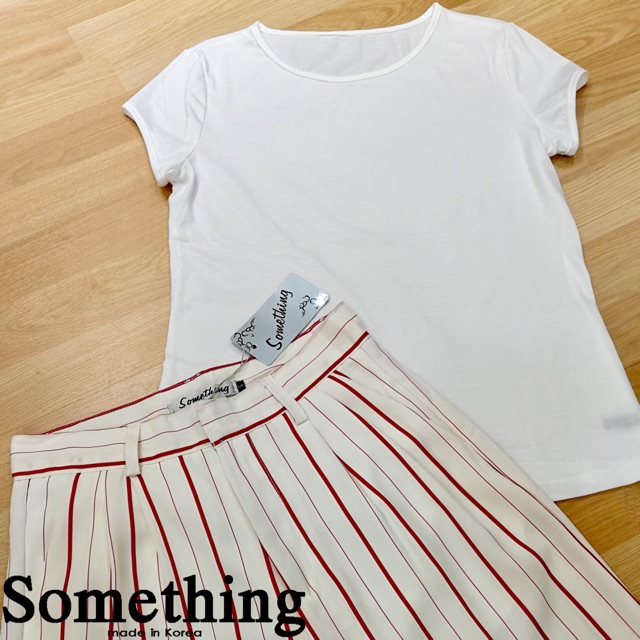 ป้ายsomething-set-เสื้อ-กางเกงขายาว-เสื้อยืดแขนสั้นเรียบเก๋เนื้อผ้านุ่มมาเข้าชุดสุดชิคกับกางเกงเอวสูงลายทางสีแดง