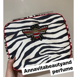 ภาพหน้าปกสินค้า✨Estee Lauder Zebra Pattern Bag ✨ กระเป๋า Estee ลายม้าลาย (เซต 4 ชิ้น ) มีกระเป๋าลูกให้ 3 ใบด้วยนะคะ ที่เกี่ยวข้อง