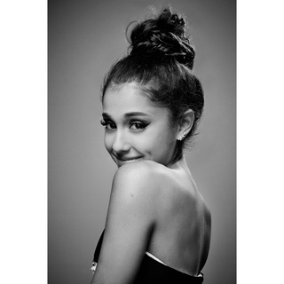 โปสเตอร์ Ariana Grande อารีอานา กรานเด Poster แต่งคอนโด ตกแต่งห้อง รูปภาพติดห้อง ตกแต่งผนัง ของขวัญ โปสเตอร์ติดผนัง