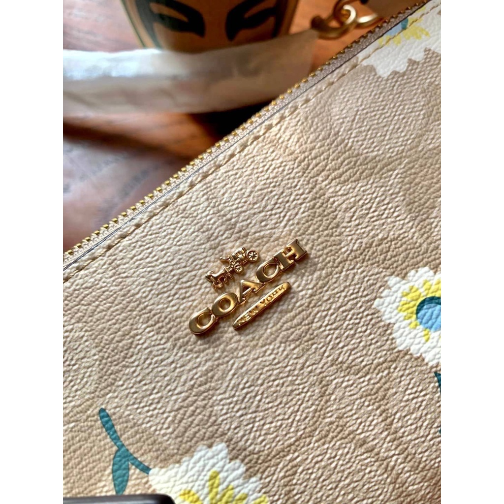 กระเป๋าหิ้วหรือคล้องมือ-coach-nolita-signature-with-daisy-print