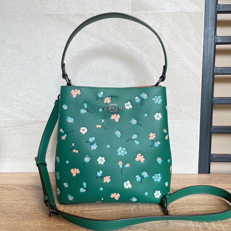 สด-ผ่อน-กระเป๋า-bucket-สีเขียวลายดอก-10-นิ้ว-c8214-coach-town-bucket-bag-with-mystical-floral-print