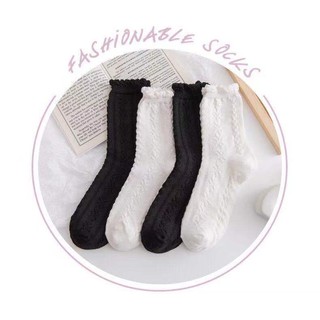 ภาพขนาดย่อของภาพหน้าปกสินค้าถุงเท้าแฟชั่น สไตล์ญี่ปุ่นโลลิต้า มี2ความยาวให้เลือก ข้อสั้น/ข้อกลาง ลายขอบ ถุงเท้าสีดำ สีขาว NO.57 จากร้าน carina_shopping บน Shopee