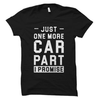 เสื้อยืดผู้ชาย GILDAN เสื้อยืด พิมพ์ลาย Likes Just One More Car Part I Promise สําหรับผู้ชาย และผู้หญิง S-5XL