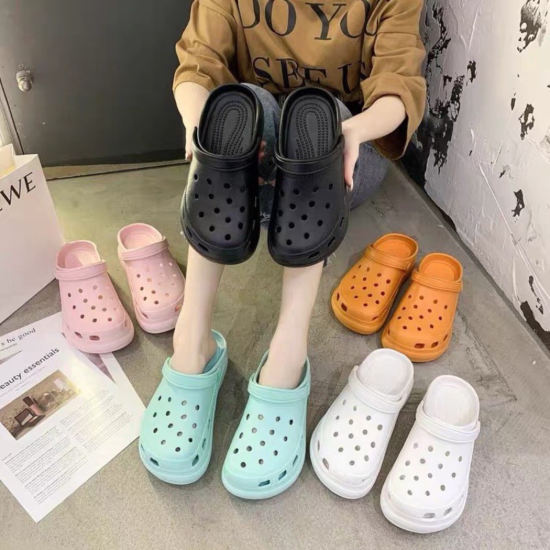 ภาพหน้าปกสินค้าพร้อมส่ง รองเท้าสไตล์เกาหลี รองเท้าหัวโต แบบสวมรัดส้น รองเท้ารุ่นแม่ชมพู่ สีสันสดใส พื้นนิ่มใส่สบาย