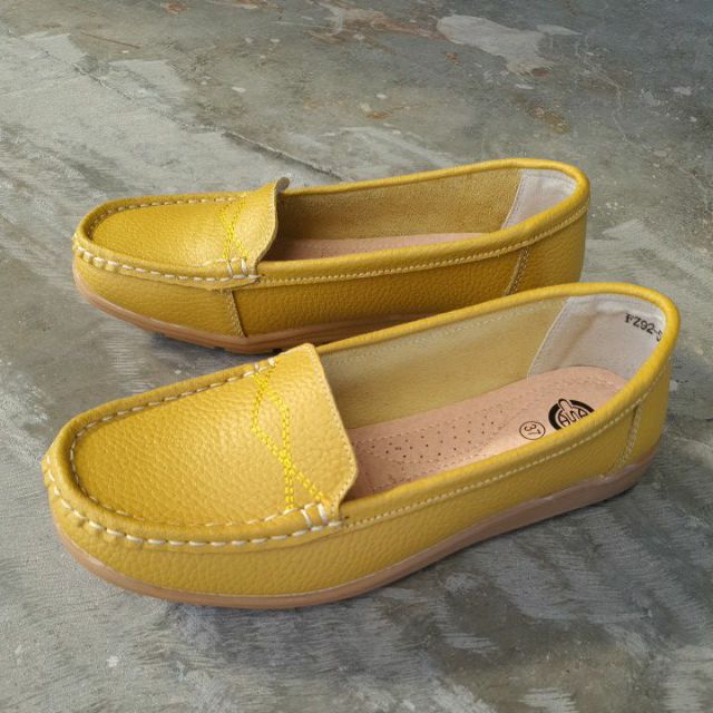 ภาพหน้าปกสินค้ารองเท้าหนังแท้ 92-526 มี 5 สี กรม น้ำตาล กากี ขาว เหลือง ไซส์ 36-41 จากร้าน aliarashop บน Shopee
