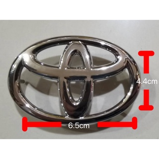 ป้ายโลโก้ TOYOTA สีชุบโครเมี่ยม มีขาด้านหลัง ขนาด 6.5 x 4.4 ซม. **งานแท้ศูนย์** สำหรับพวงมาลัย Toyota หลายๆรุ่นสินค้าดีม